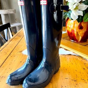 Hunter boots women’s size 9. Navy and in excellent like new condition.